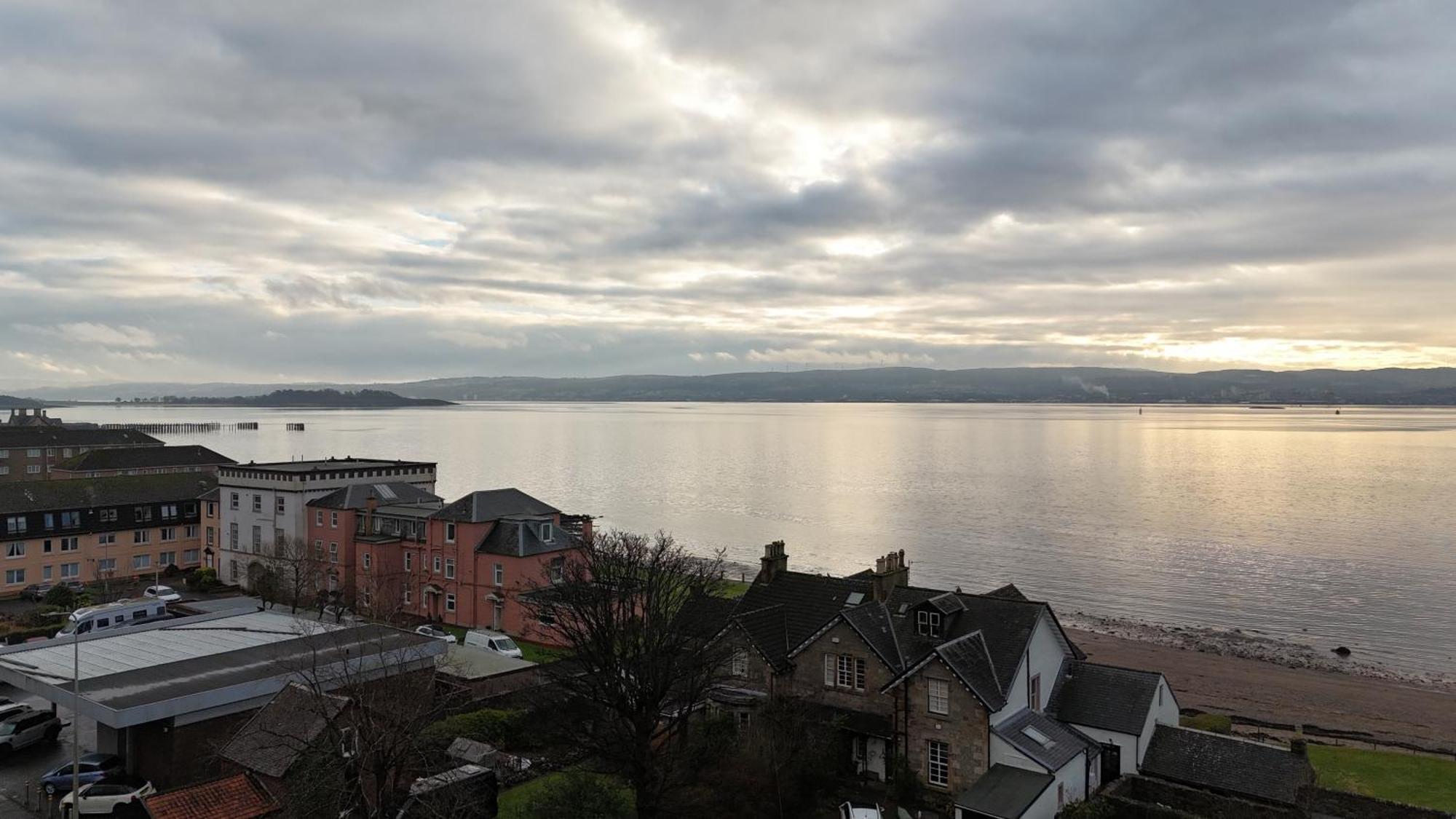 175 On Clyde - Spacious & Cosy Cedar Wood Bungalow Helensburgh Bagian luar foto